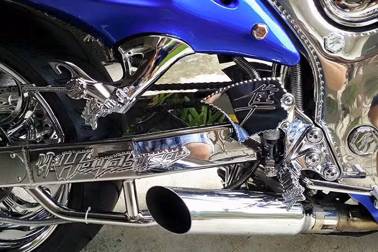 Ngoài các bộ phận khung, sườn mạ crom và ghi dấu ấn, chiếc xe này còn được chủ nhận độ lên pô mới giúp tăng mã lực cực mạnh.