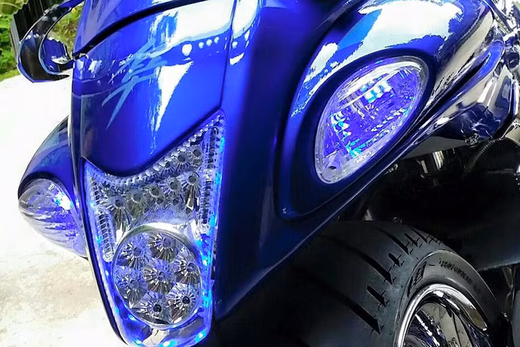 Dàn đèn Led được độ lên cực độc, nó được chủ nhân trang bị từ đèn hậu đến đèn xi nhan với ánh sáng trắng xanh phù hợp với tông màu của xe.