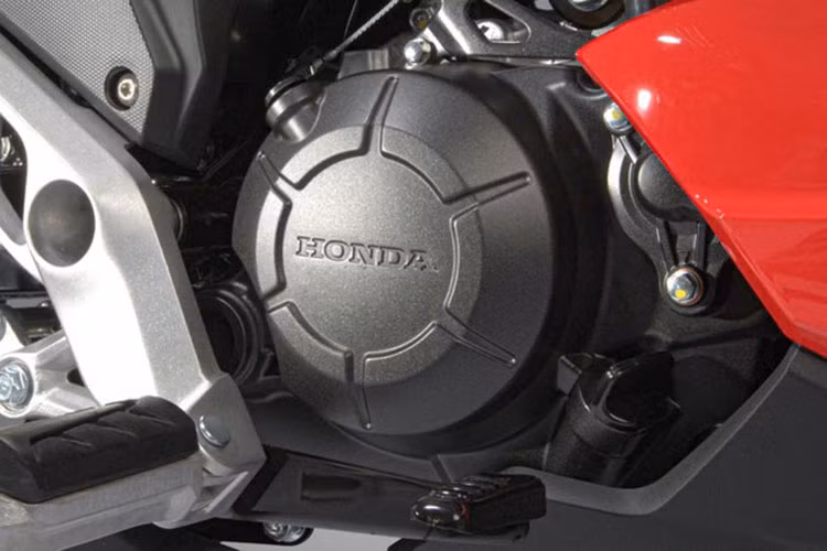 Cung cấp sức mạnh cho Honda RS-X vẫn là động cơ xi-lanh đơn DOHC, dung tích 149,16cc, phun xăng điện tử PGM-Fi, sản sinh công suất 15,8 mã lực tại 9.000rpm và mô-men xoắn 13,6Nm tại 7.000rpm thông qua hộp số 6 cấp.