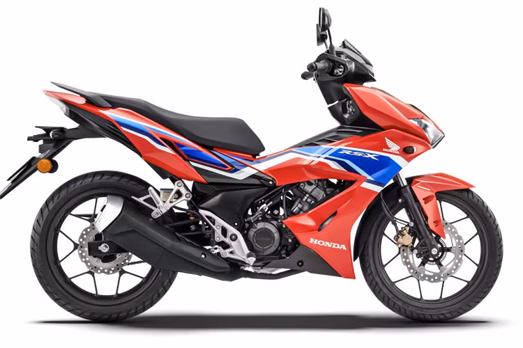 Ngoài ra phần lưới ở hốc gió xe RS-X cũng có thiết kế dạng tổ ong thay vì nan dọc trên Winner X. Tiếp đó, phần ốp ống xả của Honda RS-X có thiết kế với chi tiết gờ gấp khúc, có lỗ thông gió thay vì ốp trơn trên ống xả của Honda Winner X tại thị trường Việt Nam.