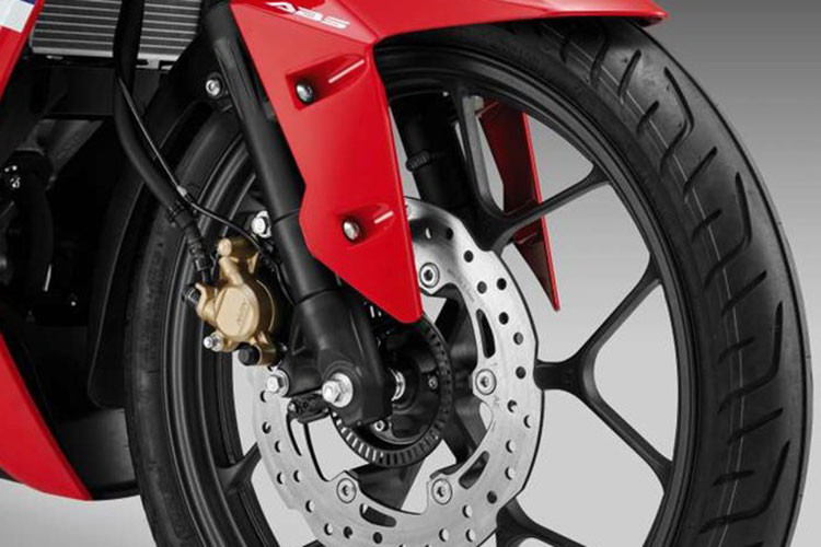 Giảm xóc phuộc trước ống lồng truyền thống, sau monoshock.