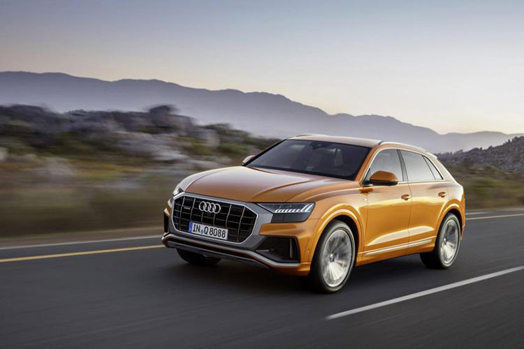 Đằng sau của Audi Q8 phiên bản 2019 có một số chi tiết thiết kế nổi bật như cánh gió mui và cản sau thể thao. Thêm vào đó là hệ thống xả kép và cụm đèn hậu LED nối liền với nhau thành một dải thanh mảnh.
