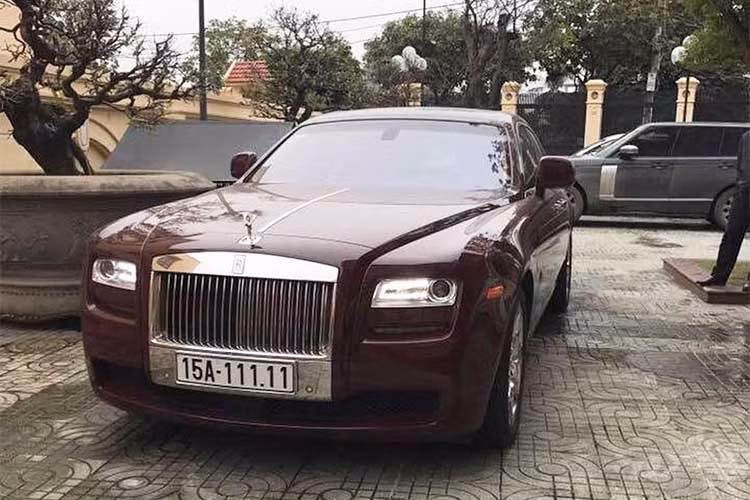 Xe được trang bị động cơ V12 tăng áp 6,6 lit đi kèm hộp số tự động ZF 8 cấp. Nhờ đó, khả năng hoạt động của Ghost vượt qua cả “anh cả” Phantom với công suất đầu ra đạt 563 mã lực, có thời gian tăng tốc từ 0-100 km/h dừng ở 4,8 giây và tốc độ tối đa 250 km/h. Lượng nhiên liệu tiêu thụ ước tính khoảng 13,6 lít/100km.