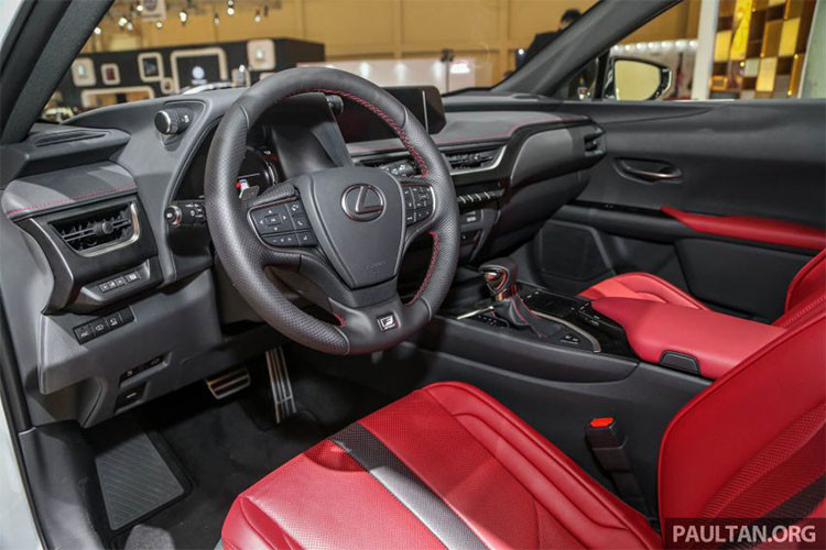 Bên trong, Lexus mang đến cho UX một không gian nội thất hoàn toàn mới, khó nhầm lẫn với các model khác của hãng. Bảng điều khiển được thiết kế xoay quanh ý tưởng “seat-in-control”, với việc bố trí các nút bấm chức năng đều hướng về phía người lái. Điều này giúp tài xế thao tác đơn giản, dễ dàng hơn trong quá trình điều khiển xe.