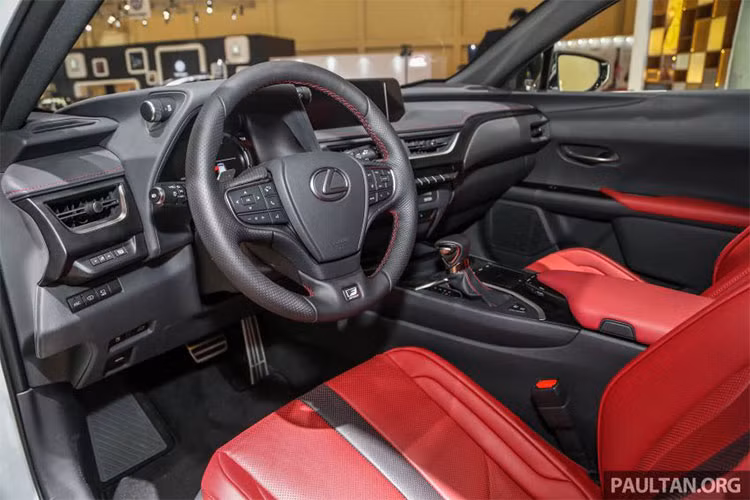 Bên trong, Lexus mang đến cho UX một không gian nội thất hoàn toàn mới, khó nhầm lẫn với các model khác của hãng. Bảng điều khiển được thiết kế xoay quanh ý tưởng “seat-in-control”, với việc bố trí các nút bấm chức năng đều hướng về phía người lái. Điều này giúp tài xế thao tác đơn giản, dễ dàng hơn trong quá trình điều khiển xe.
