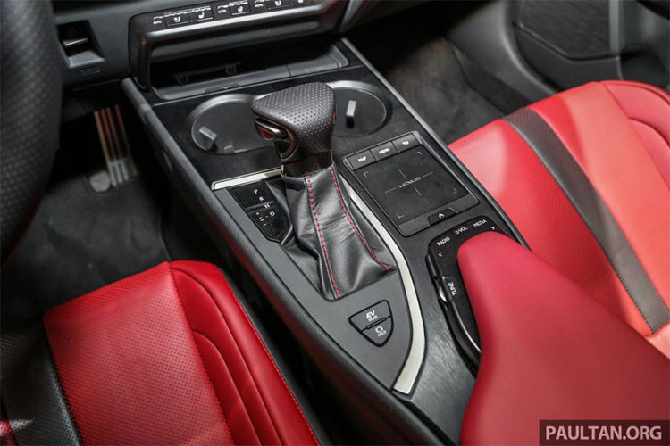 Tại thị trường Indonesia, Lexus UX 2019 có 2 phiên bản là UX 200 và UX 250h. Trong đó, Lexus UX 200 sử dụng động cơ xăng Dynamic Force 4 xi-lanh, hút khí tự nhiên, dung tích 2.0 lít, sản sinh công suất tối đa 168 mã lực, đồng hành với hộp số Direct-Shift CVT mới. Nguồn cung cấp sức mạnh cho Lexus UX 250h 2019 là hệ thống động cơ hybrid với công suất tối đa 176 mã lực.