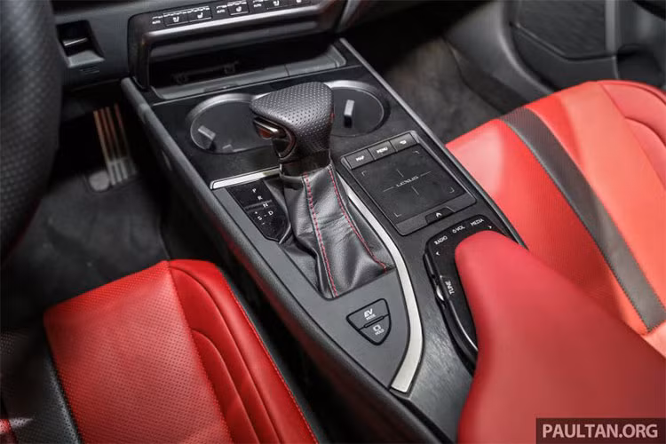 Tại thị trường Indonesia, Lexus UX 2019 có 2 phiên bản là UX 200 và UX 250h. Trong đó, Lexus UX 200 sử dụng động cơ xăng Dynamic Force 4 xi-lanh, hút khí tự nhiên, dung tích 2.0 lít, sản sinh công suất tối đa 168 mã lực, đồng hành với hộp số Direct-Shift CVT mới. Nguồn cung cấp sức mạnh cho Lexus UX 250h 2019 là hệ thống động cơ hybrid với công suất tối đa 176 mã lực.