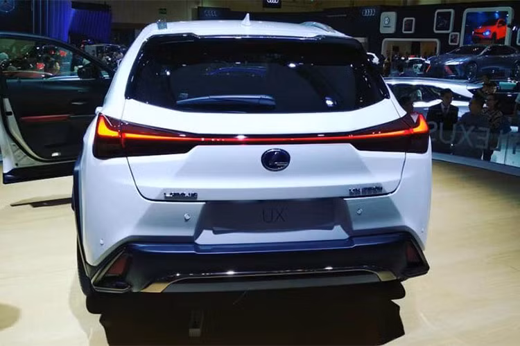 Lexus UX sở hữu chiều dài tổng thể 4.496 mm và chiều dài cơ sở 2.639 mm, ngắn hơn đôi chút so với đàn anh NX. Thương hiệu Lexus đã trang bị cho xe lưới tản nhiệt hình con suốt cỡ lớn, hốc bánh vuông vắn và gương ngoại thất có thiết kế độc đáo cho mẫu crossover hạng sang cỡ nhỏ này.