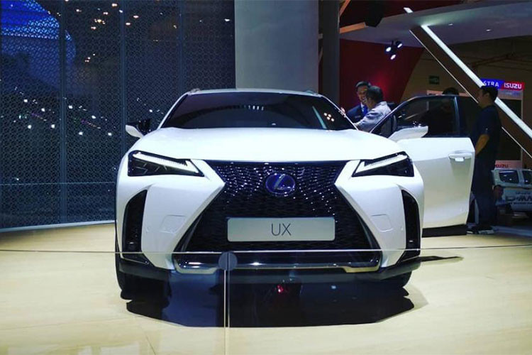 Ở thế hệ đầu tiên này, UX được thương hiệu xe sang Lexus xây dựng trên nền tảng Global Architecture - Compact (GA-C) và cũng là chiếc SUV đầu tiên của hãng xe Nhật Bản sử dụng cấu trúc khung gầm này. Lexus cho biết bộ khung cứng với trọng tâm thấp sẽ giúp cải thiện độ bám đường, tăng khả năng vận hành của xe.