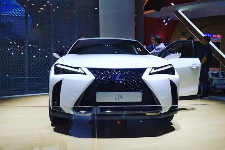 Ở thế hệ đầu tiên này, UX được thương hiệu xe sang Lexus xây dựng trên nền tảng Global Architecture - Compact (GA-C) và cũng là chiếc SUV đầu tiên của hãng xe Nhật Bản sử dụng cấu trúc khung gầm này. Lexus cho biết bộ khung cứng với trọng tâm thấp sẽ giúp cải thiện độ bám đường, tăng khả năng vận hành của xe.