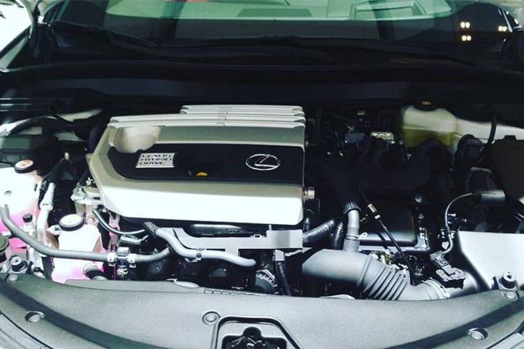 Ngoài ra, pin nickel metal-hydride (NiMH) mới tích hợp hệ thống làm mát được tinh chỉnh để thu nhỏ kích thước, có thể đặt gọn gàng bên dưới hàng ghế sau, giúp tối đa hóa không gian cabin, đồng thời hạ thấp trọng tâm của xe. Hệ dẫn động 4 bánh E-Four AWD cũng mang lại cảm giác lái mượt mà hơn nhờ bổ sung một động cơ điện trên trục sau.