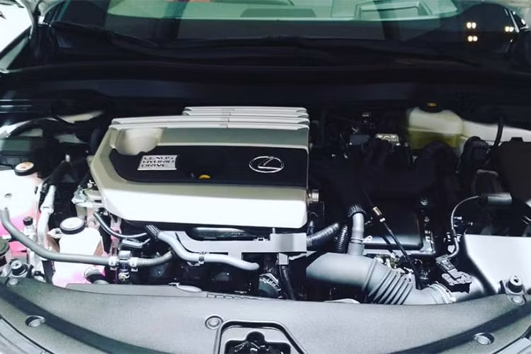 Ngoài ra, pin nickel metal-hydride (NiMH) mới tích hợp hệ thống làm mát được tinh chỉnh để thu nhỏ kích thước, có thể đặt gọn gàng bên dưới hàng ghế sau, giúp tối đa hóa không gian cabin, đồng thời hạ thấp trọng tâm của xe. Hệ dẫn động 4 bánh E-Four AWD cũng mang lại cảm giác lái mượt mà hơn nhờ bổ sung một động cơ điện trên trục sau.