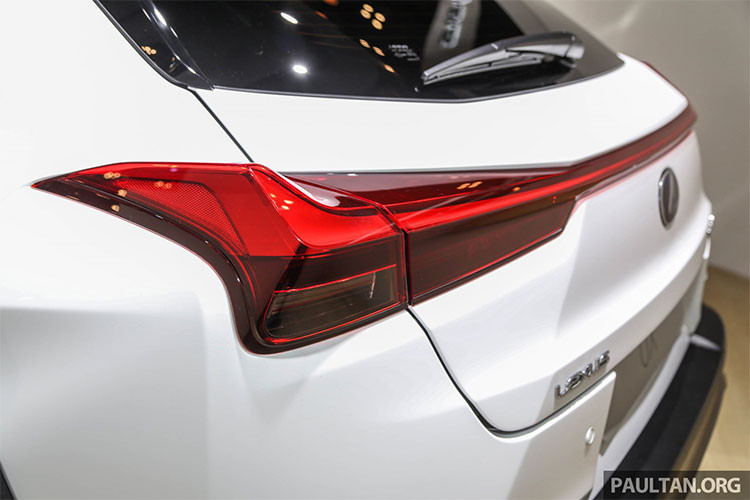 Khác với NX cỡ lớn hơn vốn được trang bị đèn LED định vị ban ngày nằm tách riêng, Lexus UX 2019 đi kèm chi tiết này tích hợp vào đèn pha và nổi bật với các tấm chắn bùn phía trước và sau. Đặc biệt hơn, cụm đèn hậu của xe được nối liền bởi dải mảnh gồm 120 đèn LED hướng về phía trung tâm, với độ dày chỉ đúng 3 mm.