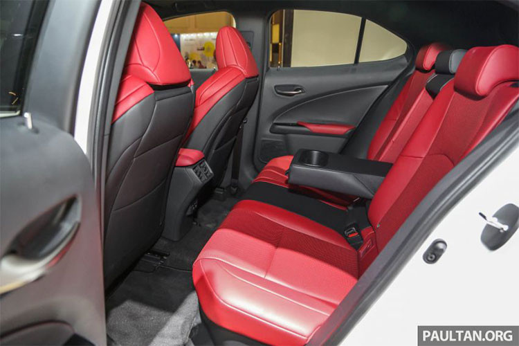 Lexus UX phiên bản 2019 được trưng bày tại triển lãm xe quốc tế Gaikindo Indonesia 2018 có thêm gói phụ kiện F Sport. Do đó, xe được trang bị ghế trước thể thao, vô lăng F Sport bọc da tương tự cần số, màn hình màu TFT 8 inch trong bảng đồng hồ và bộ pedal bằng nhôm...