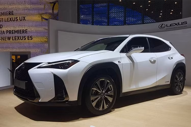 Mẫu xe Lexus UX 2019 là dòng crossover hạng sang hoàn toàn mới, lần đầu tiên ra mắt vào hồi tháng 2 năm nay và được xem là đối thủ của Mercedes-Benz GLA, Audi Q3 và BMW X1. Đây đồng thời cũng là mẫu crossover có kích thước nhỏ nhất và giá rẻ nhất trong gia đình Lexus.