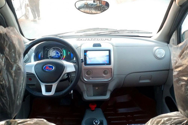 Chiếc xe “Tài nhái” mới này không sao chép được là dòng chữ “Range Rover” trên nắp ca-pô, nhưng diện mạo của Evoque thật và Evoque nhái khá giống nhau. Tạm gọi với cái tên - Evoque mini EV, xe có chiều dài 3,45 m, được trang bị động cơ điện với công suất thấp, cho tốc độ tối đa đạt 50 km/h, phù hợp với nhu cầu đi lại trong thành phố.