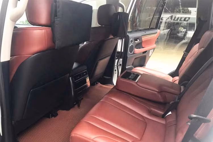 Một số trang bị tiêu chuẩn khác bao gồm màn hình giải trí cỡ lớn 12,3 inch, phía dưới là đồng hồ dạng LED. Dàn âm thanh vòm 19 loa Mark Levinson, hệ thống loa 3 chiều ở hàng ghế trước. Hệ thống điều hòa Lexus Climate Concierge, chức năng tự động bật tắt chế độ sưởi hàng ghế sau hay tự sưởi ấm vô lăng.