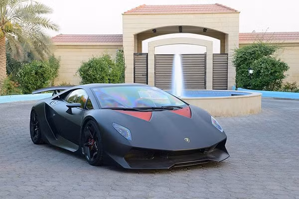 Chiếc Sesto Elemento đang được rao bán với giá 3 triệu USD.