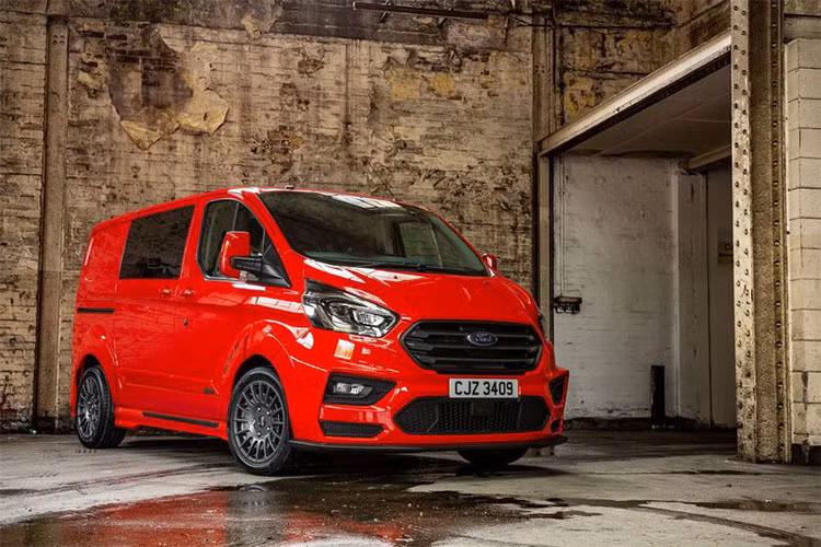 Dưạ trên nguyên mẫu những chiếc xe van Ford Transit, gói độ mới khoác lên từ thương hiệu MS-RT đình đám đã khiến cho chiếc xe hoàn toàn thay đổi, mạnh mẽ và thể thao cá tính hơn nhiều so với nguyên bản.