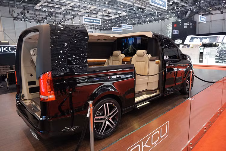 Mọi chiếc van Okcu cần đến 3.350 giờ lao động để hoàn thành quá trình biến đổi sử dụng chất liệu da tốt nhất, gỗ thủ công, và công nghệ tân tiến nhất. Đối với Treasure Edition, Okcu đã bổ sung hệ thống âm thanh Bang &amp; Olufsen với tính năng Apple Airplay và sạc điện thoại không dây.