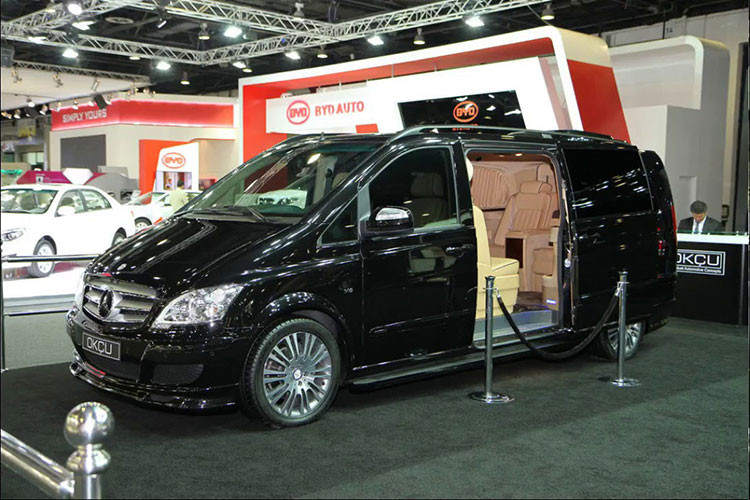 Một chiếc xe van có thể không phải là lựa chọn hàng đầu khi bạn nghĩ tới chữ sang trọng nhưng điều đó không thể ngăn căn công ty thiết kế nội thất ôtô, du thuyền và máy bay Okcu Automotive khỏi việc biến một chiếc Mercedes V-Class cũng trở nên vô cùng tráng lệ.