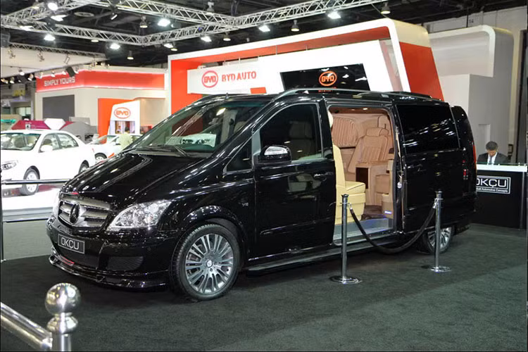 Một chiếc xe van có thể không phải là lựa chọn hàng đầu khi bạn nghĩ tới chữ sang trọng nhưng điều đó không thể ngăn căn công ty thiết kế nội thất ôtô, du thuyền và máy bay Okcu Automotive khỏi việc biến một chiếc Mercedes V-Class cũng trở nên vô cùng tráng lệ.