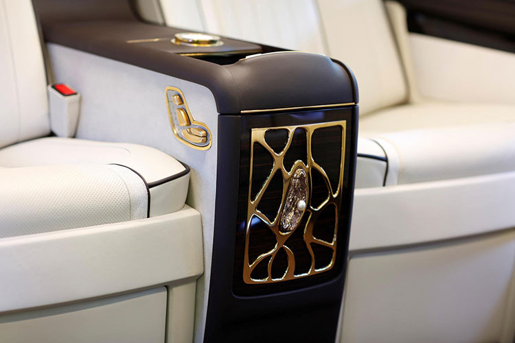 Khi mệt mỏi, hành khách có thể ngả lưng và tận hưởng đèn LED siêu nhỏ lấy cảm hứng từ Rolls-Royce trên tấm ốp trần mà tạo nên một không gian “trời đêm mùa hè đầy sao.”