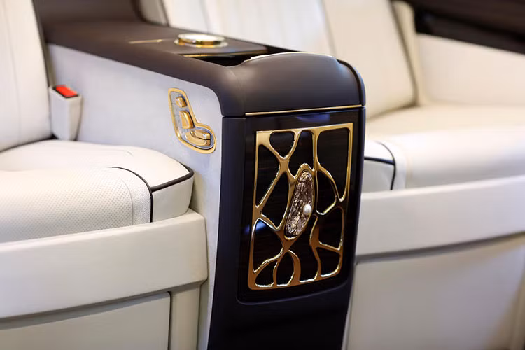 Khi mệt mỏi, hành khách có thể ngả lưng và tận hưởng đèn LED siêu nhỏ lấy cảm hứng từ Rolls-Royce trên tấm ốp trần mà tạo nên một không gian “trời đêm mùa hè đầy sao.”