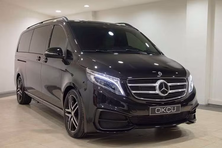 Bởi đây là một sản phẩm độc nhất vô nhị, nó có chi phí đắt hơn một chiếc van Okcu tiêu chuẩn. Giá xe Mercedes-Benz V-Class Treasure Edition này khoảng 250.000 Euro (cộng thêm chi phí chiếc van gốc) trong khi một chiếc tiêu chuẩn chỉ khoảng 150.000 Euro mà thôi.