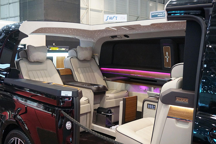 Ngoài ra, nó còn có thể được điều khiển bằng giọng nói, nội thất trang trí vàng 24K đối với tất cả công tắc điều khiển, hai viên ngọc trai White South Sea đính vào tấm ốp nội thất, bọc da chất lượng Rolls-Royce, tấm ốp gỗ Macassar đặc biệt, và một bộ kit thân vỏ phía trước và sau độc nhất. 