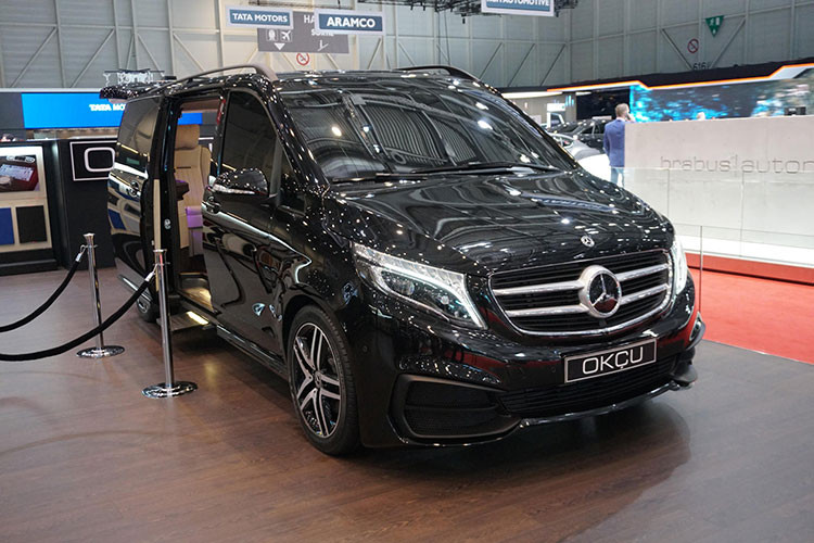 Nếu bạn muốn đi đây đi đó trong một không gian sang trọng, trên thị trường có khá nhiều mẫu xe phù hợp nhu cầu của bạn. Bạn có thể mua một chiếc Rolls-Royce Phantom hoặc một chiếc SUV Cullinan nếu bạn cần một thứ gì đó có tính thực tiễn hơn. Nhưng nếu ngay cả một chiếc Rolls-Royce cũng không có đủ không gian thì sao? Xe van Mercedes-Benz V-Class lại là chuyện khác.