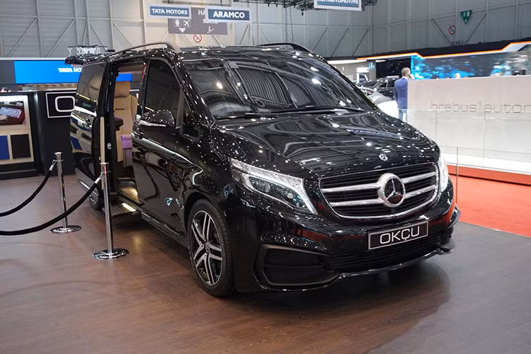 Nếu bạn muốn đi đây đi đó trong một không gian sang trọng, trên thị trường có khá nhiều mẫu xe phù hợp nhu cầu của bạn. Bạn có thể mua một chiếc Rolls-Royce Phantom hoặc một chiếc SUV Cullinan nếu bạn cần một thứ gì đó có tính thực tiễn hơn. Nhưng nếu ngay cả một chiếc Rolls-Royce cũng không có đủ không gian thì sao? Xe van Mercedes-Benz V-Class lại là chuyện khác.