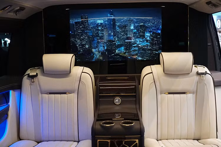 Nếu các tính năng công nghệ không gây ấn tượng cho bạn, chiếc Mercedes-Benz V-Class Treasure Edition này còn có trang bị một quầy bar mini, tủ giữ lạnh sâm-panh, và máy pha cà phê espresso nữa.