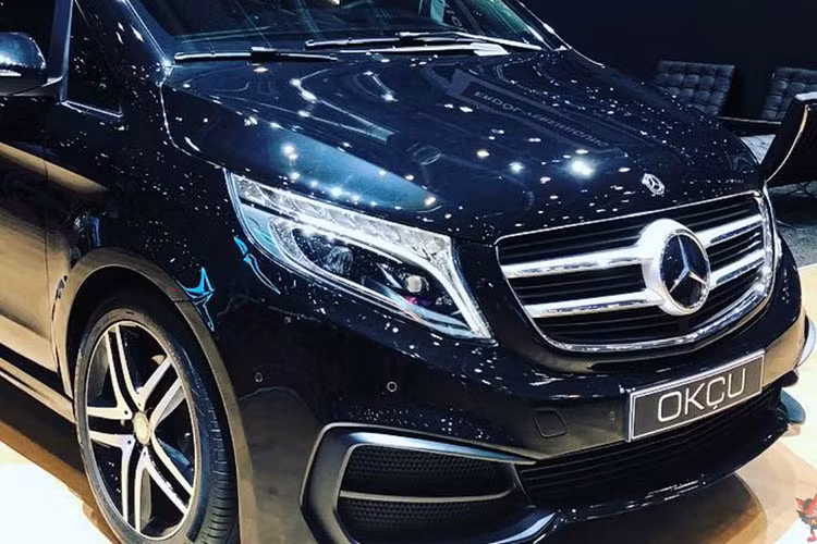Được trưng bày ở Triển lãm Ô tô Geneva 2019, Mercedes-Benz V-Class sang chảnh mang tên “Treasure” của Okcu là một chiếc xe van giới hạn sản xuất xuất một chiếc duy nhất với sự sang chảnh phù hợp cho một vị vua. Thực sự, nó có thể làm bạn thay đổi suy nghĩ về một phương tiện sang trọng.