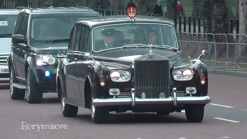 Nữ hoàng Elizabeth sở hữu hai chiếc Rolls Royce Phantom, trong đó có chiếc Silver Jubilee Car được Rolls-Royce sản xuất riêng cho lễ kỷ niệm 25 năm trị vì của Nữ hoàng. Chiếc còn lại là model sản xuất năm 1986.