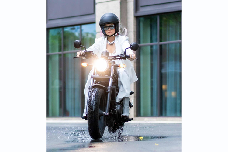 "Tôi rất thích các xe phân khối lớn. Mỗi lần quảng cáo môtô, tôi luôn xin các anh chị trong ê-kíp cho mình được thử đi xe, ban đầu là đi chung với các anh chị. Dần dần tôi xin được đi thử đoạn ngắn và vô cùng hào hứng. Niềm đam mê xe môtô ở trong tôi từ rất lâu. Khi được chọn vào vai diễn này, tôi thấy rất thích thú. Vì thế, tôi mua luôn một chiếc môtô cho mình để thuận tiện luyện lái, quyết tâm thể hiện hình ảnh chuyên nghiệp trên màn ảnh rộng." H'Hen Niê chia sẻ.