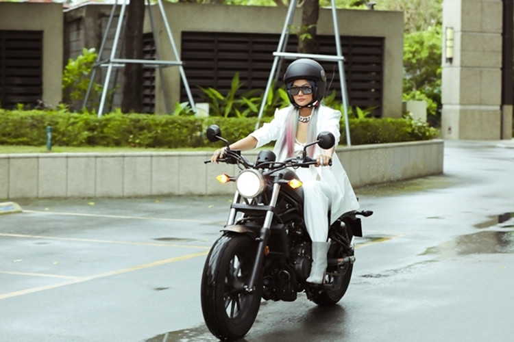 Honda Rebel 500 sở hữu khối động cơ xi-lanh đôi, dung tích 471cc được lấy từ mẫu naked bike Honda CB500F. Nhờ có trang bị này mà Honda Rebel 500 2020 sở hữu công suất 45,4 mã lực tại tua máy 8.500 vòng/phút và mô-men xoắn cực đại 44,6 Nm tại tua máy 6.000 vòng/phút.