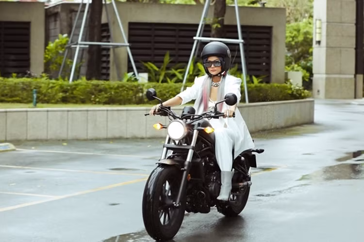 Honda Rebel 500 sở hữu khối động cơ xi-lanh đôi, dung tích 471cc được lấy từ mẫu naked bike Honda CB500F. Nhờ có trang bị này mà Honda Rebel 500 2020 sở hữu công suất 45,4 mã lực tại tua máy 8.500 vòng/phút và mô-men xoắn cực đại 44,6 Nm tại tua máy 6.000 vòng/phút.