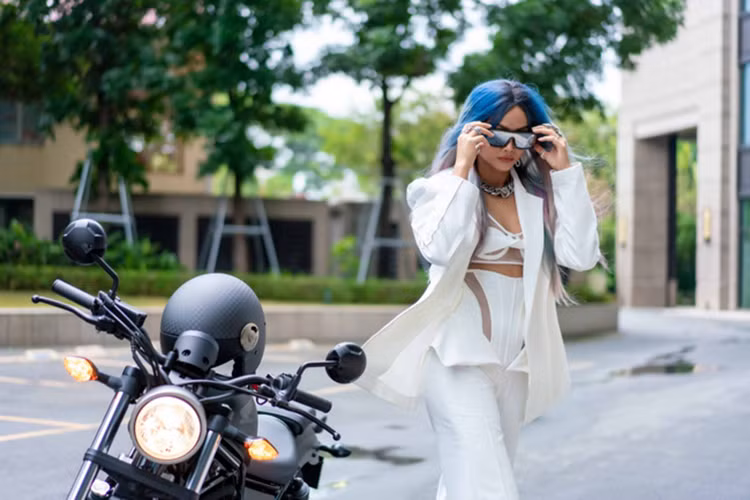 Trong buổi họp báo, Hoa hậu H'Hen Niê đã chia sẻ rằng nhân vật của mình trong phim có khá nhiều cảnh lái xe môtô phân khối lớn. Các cảnh diễn của nhân vật do H'Hen Niê thủ vai thiên về hành động, không quá nhiều cảm xúc nội tâm nhưng vẫn nhân văn và truyền cảm hứng. Do trong phim có cảnh lái mô tô nên Hoa hậu H'Hen Niê đã tự mua một chiếc xe phân khối lớn để luyện tập trước khi đóng phim.