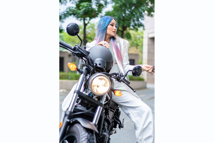 Chiếc xe mà Hoa hậu Hoàn vũ Việt Nam 2017 chọn mua chính là Honda Rebel 500, phiên bản Bobber với tư thế ngồi thoải mái và kiểu dáng oai vệ. Thiết kế ngoại hình của xe không khác gì so với đàn em Honda Rebel 300 với bình xăng hình giọt nước được bố trí cao và đèn pha tròn kiểu cổ điển.