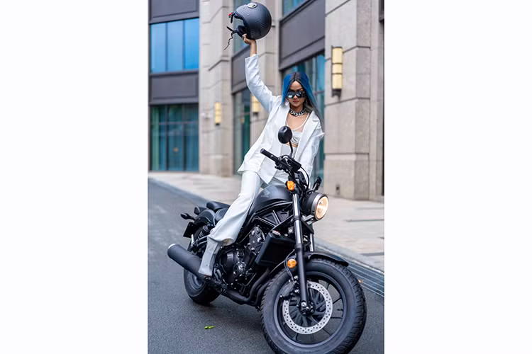 Yên xe Honda Rebel 500 thiết kế kiểu hai mảnh với yên sau được đặt ngay trên dè sau, tạo cảm giác như xe chỉ trang bị yên đơn. Vẻ oai vệ và cứng cáp của xe còn được tôn lên nhờ khối động cơ lộ rõ bên dưới bộ khung sườn bằng ống thép. 