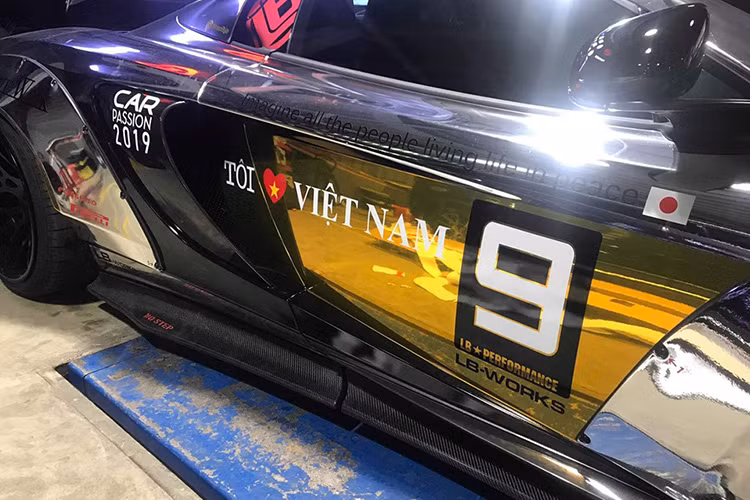 Bộ mâm kích thước lớn của Forgiato đi kèm phuộc nâng hạ gầm của Air Rex cũng giúp Dương Kon có thể làm chủ khoảng sáng gầm của chiếc siêu xe mui trần này. Nếu nâng gầm lên hết mức, khoảng sáng gầm của chiếc McLaren 650S Spider Liberty Walk này có thể lên đến 18 cm.