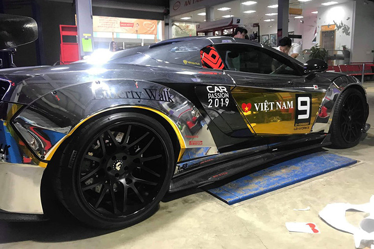 Siêu xe McLaren 650S Spider độ Liberty Walk của thiếu gia Dương Kon sẽ không có bất kỳ sự can thiệp nào ở khối động cơ V8, tăng áp kép, dung tích 3,8 lít, sản sinh công suất tối đa 641 mã lực. Tuy nhiên, nó được trang bị ống xả độ của FI. Trên bầu ống xả còn đánh số thứ tự 25.