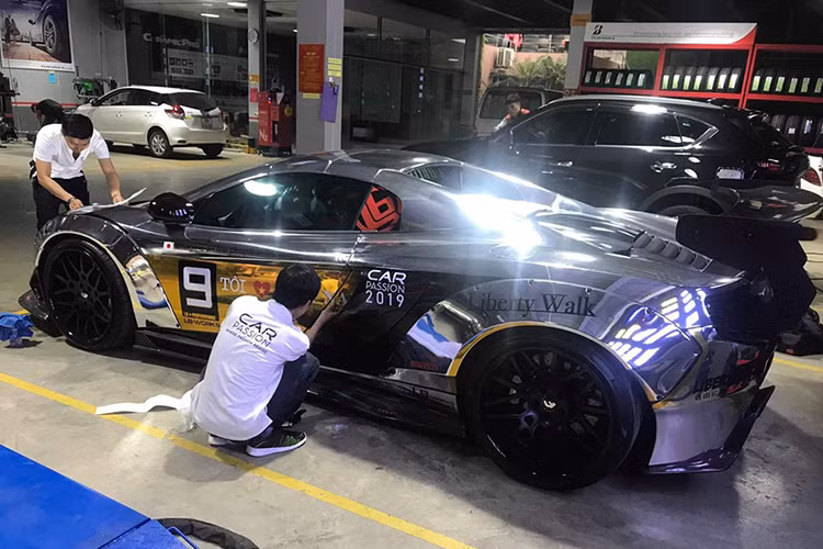 Ngoại hình siêu xe McLaren 650S Spider độ Liberty Walk của Dương Kon gây chú ý với các vòm bánh xe nới rộng ra và cố định bằng đinh tán. Bên cạnh đó, những đồ chơi không thể thiếu trên những chiếc siêu xe độ Liberty Walk chính hãng bao gồm cánh lướt gió phía trước, bên hông và đuôi xe bằng sợi carbon.