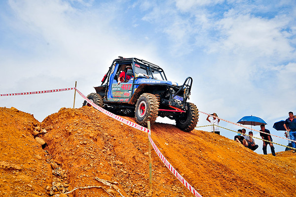 Chặng đua này mang đậm tính truyền thống, không chỉ là một thử thách luôn bất ngờ đối với những vận động viên tham dự mà thực sự còn là một trải nghiệm khó quên, nơi các đối thủ trở thành đồng đội và thi đấu theo nhóm theo tinh thần “bài thi chỉ hoàn thành khi cả nhóm đều về đích”.