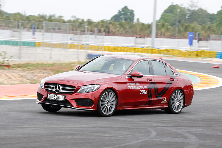 Ngoài các bài tập cơ bản như Phanh và chuyển hướng đột ngột (Cảm nhận hệ thống ABS/BAS) hay Kiểm soát xe trên bề mặt trơn trượt (Cảm nhận hệ thống ESP), người tham gia được đào tạo kỹ năng qua cua theo cách chạy trong đường đua lý tưởng (Racing Line) và Kiểm soát trượt với vỏ xe Easy Drift.