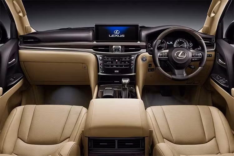 Trang bị nội thất trên mẫu xe sang nhà Lexus bao gồm hệ thống âm thanh cao cấp Mark Levinson với 19 loa và 16 kênh tăng âm, hệ thống giải trí cho hàng ghế sau với các màn hình 11.6 inch.