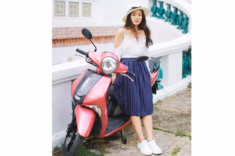 Giống như nhiều mẫu xe tay ga bánh lớn giá rẻ khác của hãng xe máy Yamaha trong những năm qua, Janus sử dụng cấu hình bánh 14 inch 5 cánh kép xoắn, hệ thống phanh đĩa cho bánh trước và phanh đùm cho bánh sau, đã từng xuất hiện lần đầu trên chiếc Yamaha Mio thế hệ đầu tiên từ cách đây gần 15 năm.