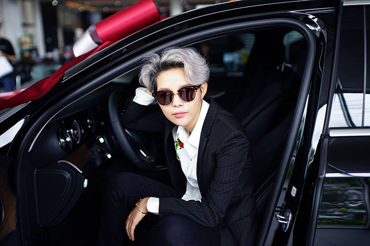 Ra mắt lần đầu tiên tại Việt Nam từ 10/2016 Mercedes-Benz E200 mới là sự tổng hòa của 3 yếu tố: sự thời thượng, cá tính lịch lãm và chất thể thao. Giống như nhiều mẫu Mercedes đời mới khác, thuộc dòng E-Calss và được thiết kế theo ngôn ngữ Sensual Purity, chiếc xe mang nhiều nét tương đồng với các dòng S-Class và C-Class đã ra mắt trước đó.