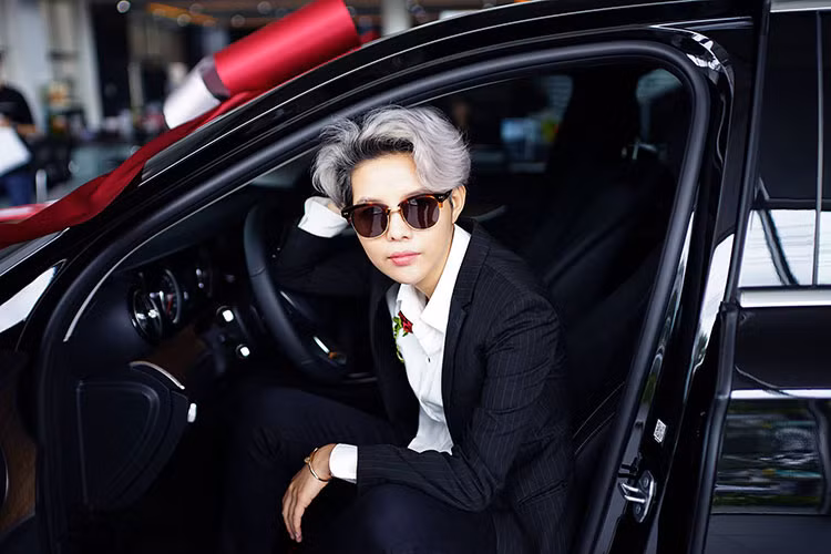 Ra mắt lần đầu tiên tại Việt Nam từ 10/2016 Mercedes-Benz E200 mới là sự tổng hòa của 3 yếu tố: sự thời thượng, cá tính lịch lãm và chất thể thao. Giống như nhiều mẫu Mercedes đời mới khác, thuộc dòng E-Calss và được thiết kế theo ngôn ngữ Sensual Purity, chiếc xe mang nhiều nét tương đồng với các dòng S-Class và C-Class đã ra mắt trước đó.